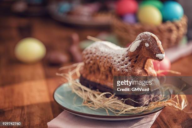 pastel de cordero de pascua servido en un plato - lamb fotografías e imágenes de stock