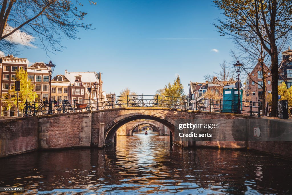 Paesaggio urbano di Amsterdam con canale e ponti nei Paesi Bassi