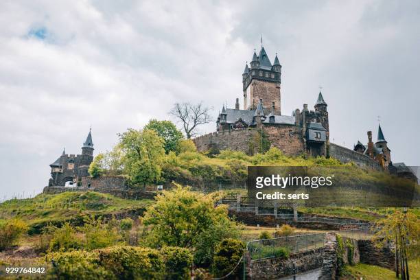 reichsburg-kasteel van cochem stad in duitsland - eifel toren stockfoto's en -beelden