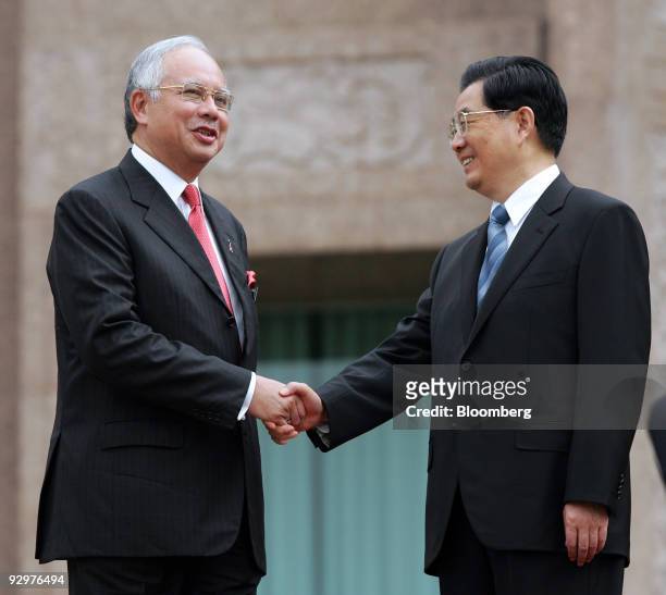 Najib Razak, Malaysia's prime minister, shakes hands with Hu Jintao, China's president, at the Prime Minister's office in Putrajaya, Malaysia, on...