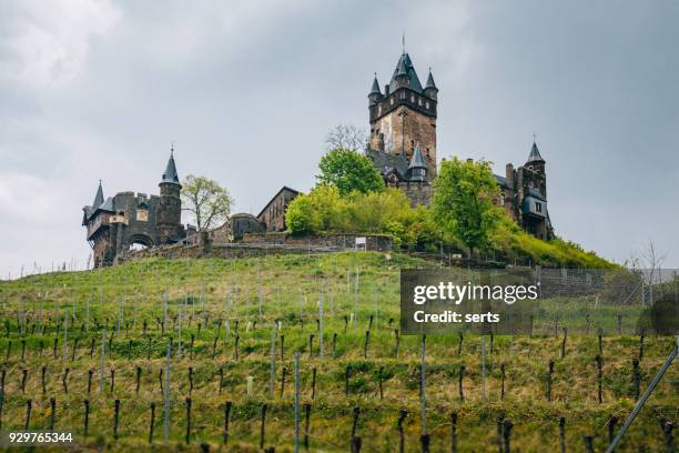 reichsburg-kasteel van cochem stad in duitsland - eifel toren stockfoto's en -beelden