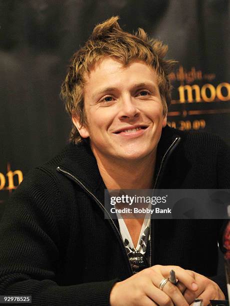 Charlie Bewley attends "The Twilight Saga: New Moon" Photo Call at the Cherry Hill Mall on November 10, 2009 in Cherry Hill, New Jersey.