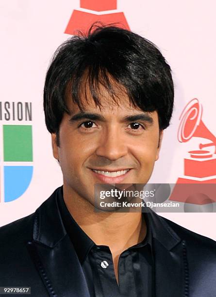 Singer Luis Fonsi arrives at the 10th annual Latin GRAMMY Awards held at Mandalay Bay Events Center on November 5, 2009 in Las Vegas, Nevada.