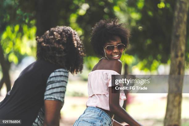 jeunes filles dansant - funk photos et images de collection