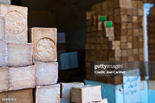 main à la vente de savon d'aleppo alep, en syrie - aleppo photos et images de collection