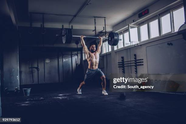 strong bodybuilder - snatch weightlifting stock pictures, royalty-free photos & images