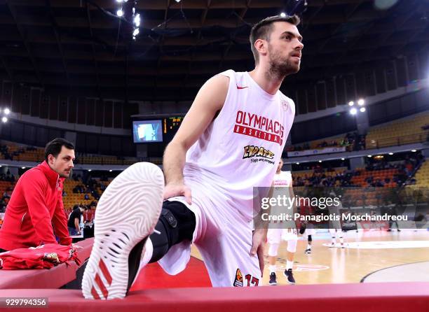 Vangelis Mantzaris, #17 of Olympiacos Piraeus warm up before the 2017/2018 Turkish Airlines EuroLeague Regular Season game between Olympiacos Piraeus...