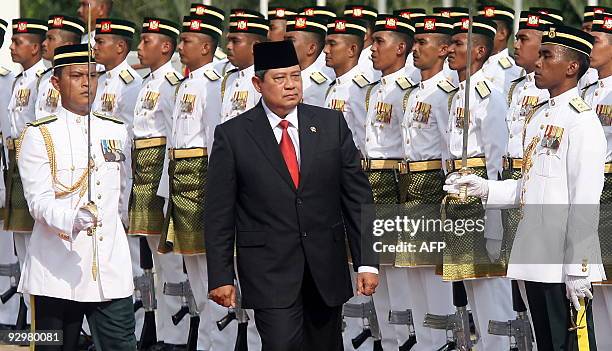 Indonesian President Susilo Bambang Yudhoyono inspects an honour guard during the official welcoming ceremony at the parliament square in Kuala...