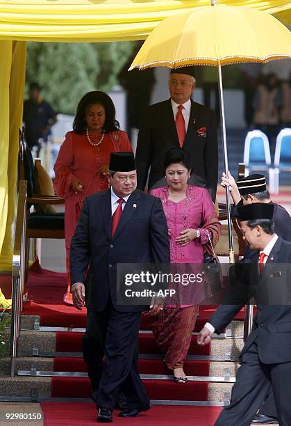 Indonesian President Susilo Bambang Yudhoyono and his wife Kristiani Herawati are followed by Malaysian Prime Minister Najib Razak and his wife...