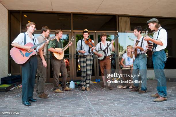 busking op de asheville bele chere festival - north-carolina-amerikaanse-staat stockfoto's en -beelden