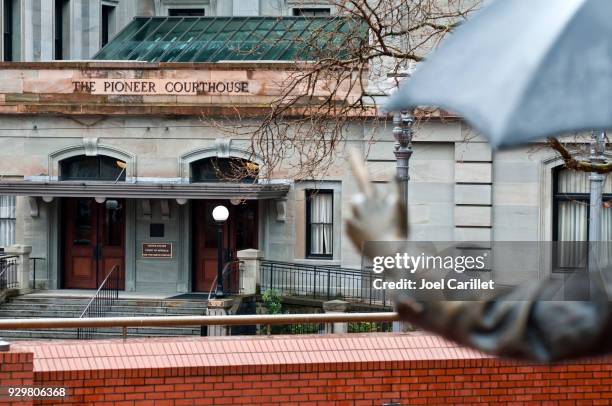 pioneer courthouse square in portland, oregon - pioneer square portland stock-fotos und bilder