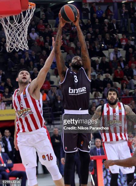 Dorell Wright, #3 of Brose Bamberg competes with Kostas Papanikolaou, #16 of Olympiacos Piraeus during the 2017/2018 Turkish Airlines EuroLeague...