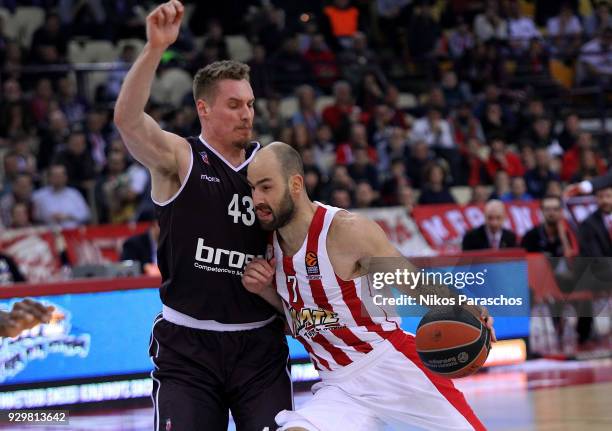 Vassilis Spanoulis, #7 of Olympiacos Piraeus competes with Leon Radosevic, #43 of Brose Bamberg during the 2017/2018 Turkish Airlines EuroLeague...