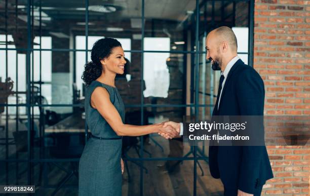 uomini d'affari che si stringono la mano - relazione d'affari foto e immagini stock