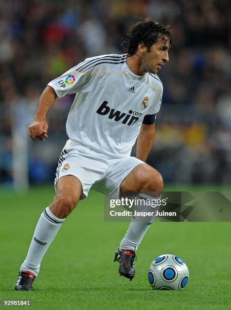 Raul Gonzalez of Real Madrid runs with the ball during the Copa del Rey fourth round, second leg match between Real Madrid and AD Alcorcon at the...