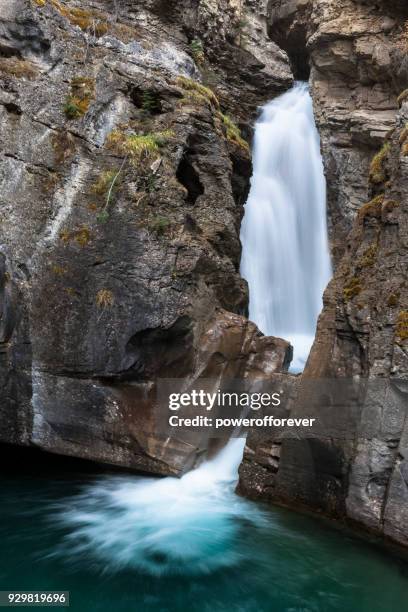 cae menor en johnston canyon en el canadienses montañas rocosas, alberta - cataratas lower falls fotografías e imágenes de stock
