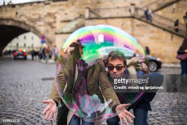 spaß mit touristischen attraktionen - big bubble stock-fotos und bilder
