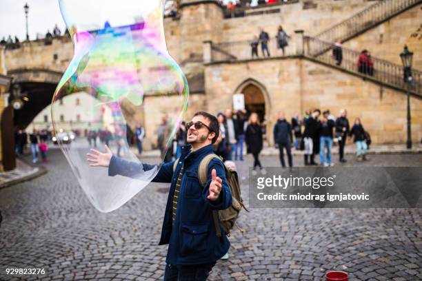 tourist in prag mit seife ballons spielen - big bubble stock-fotos und bilder
