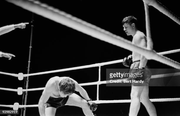 Boxing match between Freddie Mills and Bruce Woodcock, circa 1950. Original publication : Picture Post - 5908 - Woodcock V Mills - unpub.