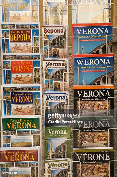 rack of different maps and guides to verona - italiaanse tekst stockfoto's en -beelden