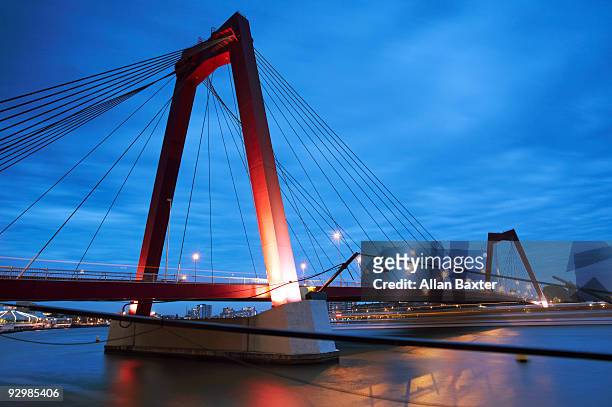 bridge at dusk - rio nieuwe maas fotografías e imágenes de stock