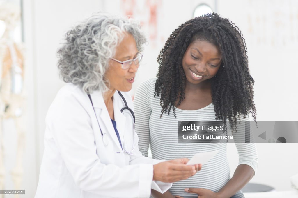 Mulher grávida no Consultório Médico