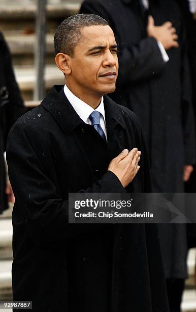 Obama Rasing His Hand 116 Obama Commemorates Memorial Day Stock Photos, High-Res Pictures ...