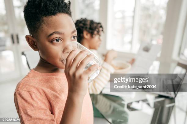boy agua potable - niño-tomando-agua fotografías e imágenes de stock