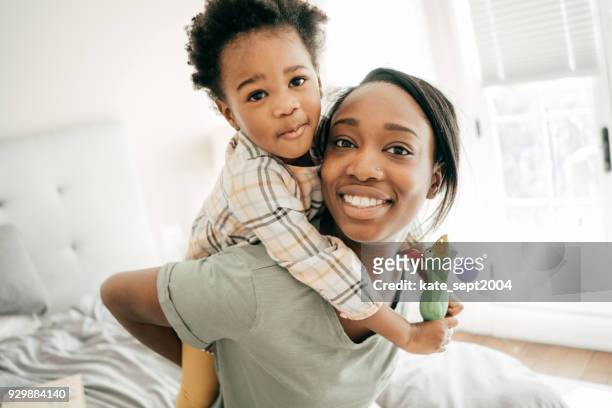 gelukkig ouderschap - baby close up bed stockfoto's en -beelden