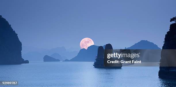 moonrise over halong bay, at dusk - halong bay vietnam stock pictures, royalty-free photos & images