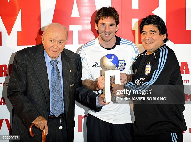 Argentinian football player Lionel Messi poses with Argentina's football legend Alfredo Di Stefano and coach of the Argentina football team Diego...