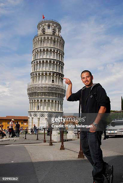 holding up pisa - leaning tower of pisa stock-fotos und bilder