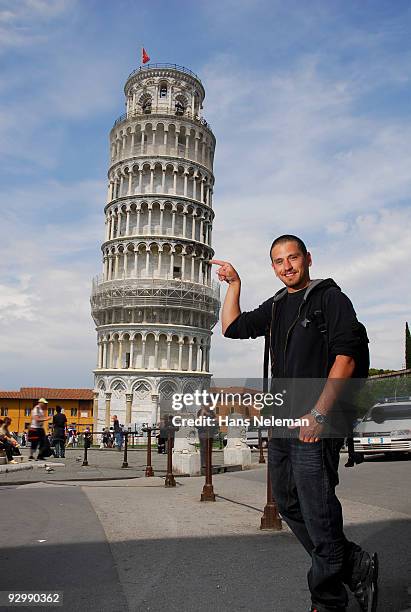 holding up pisa - leaning tower of pisa stock pictures, royalty-free photos & images
