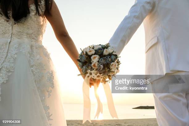 bouquet in spiaggia - coniugi foto e immagini stock