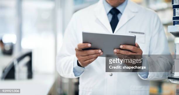stuurt hij zijn patiënten een maandelijkse digitale nieuwsbrief - newsletter stockfoto's en -beelden