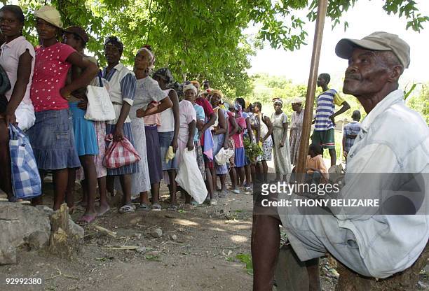 Residents of Gonaïves, Haiti, que for food on July 2, 2009. AFP PHOTO/Thony BELIZAIRE