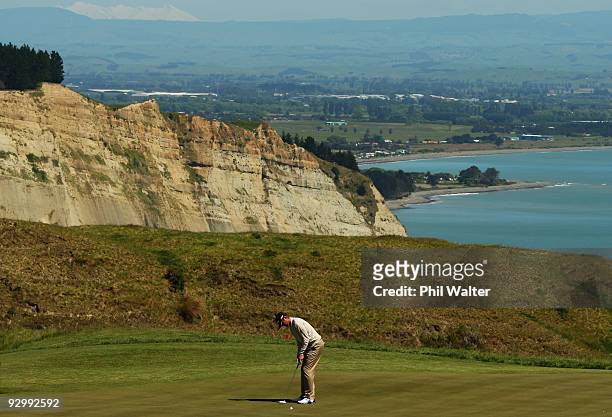 Sean O'Hair of the USA putts on the 6th green during the second round of The Kiwi Challenge at Cape Kidnappers on November 12, 2009 in Napier, New...