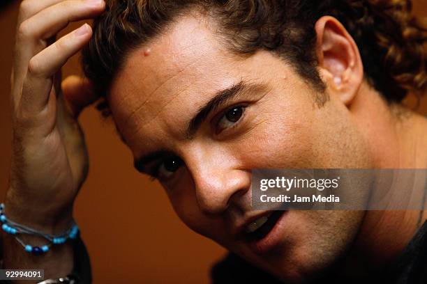 Spanish singer David Bisbal poses during a press conference to present his new album 'Sin Mirar Atras' at Presidente Hotel on November 11, 2009 in...