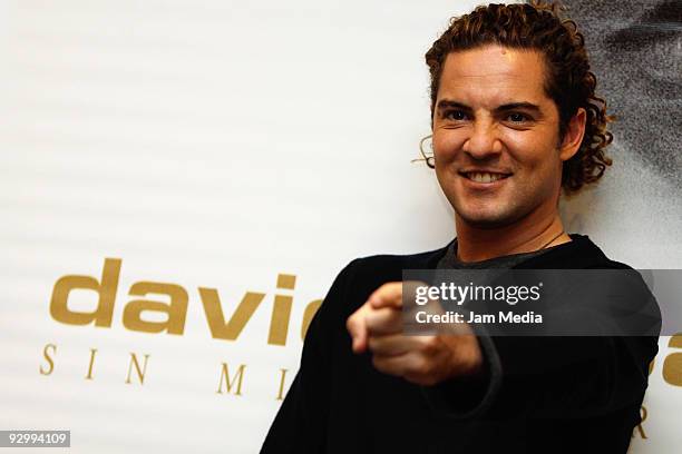 Spanish singer David Bisbal poses during a press conference to present his new album 'Sin Mirar Atras' at Presidente Hotel on November 11, 2009 in...