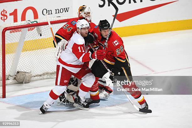 Daniel Cleary of the Detroit Red Wings vies for position in the low slot area near the crease against Robyn Regehr of the Calgary Flames during their...
