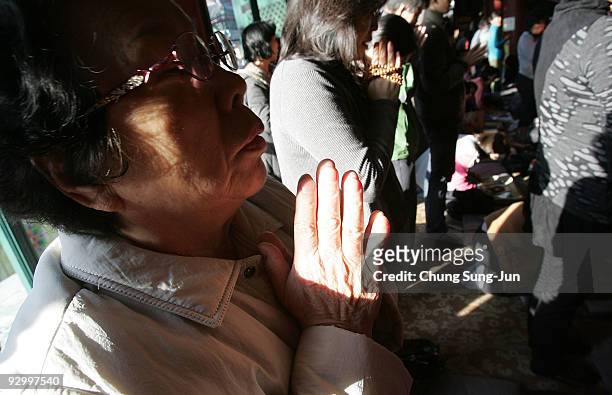 South Korean women pray for their childrens' success in the College Scholastic Ability Test at Chogye Buddhist temple on November 12, 2009 in Seoul,...