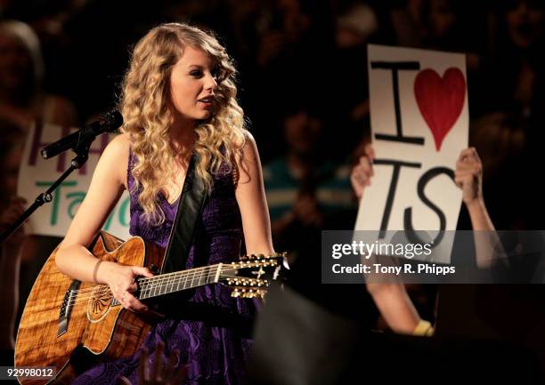 Singer Taylor Swift performs during the 43rd Annual CMA Awards at the Sommet Center on November 11, 2009 in Nashville, Tennessee.