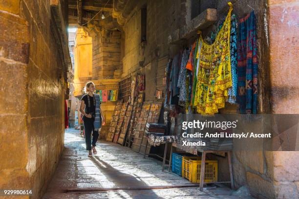 young woman discovers city corridor, market - rajasthani women stock-fotos und bilder