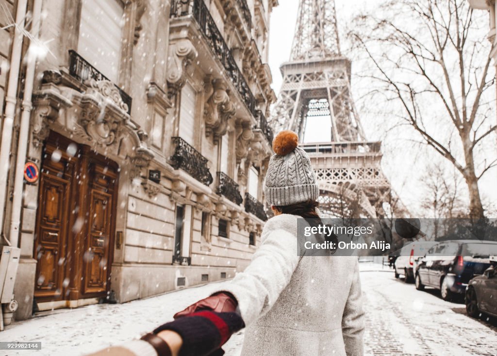 Frau zu Fuß zum Eiffelturm mit Schnee