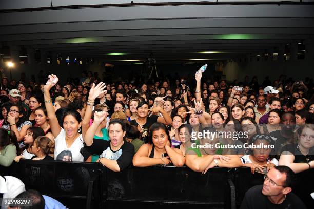 Fans attend 'The Twilight Saga: New Moon' mall tour at the Dadeland Mall on November 11, 2009 in Miami, Florida.