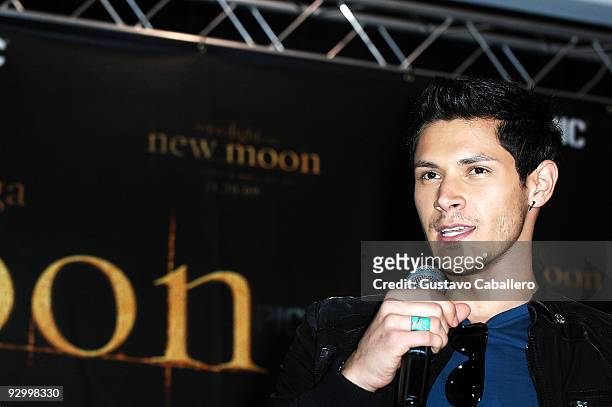 Actor Alex Meraz attends 'The Twilight Saga: New Moon' mall tour at the Dadeland Mall on November 11, 2009 in Miami, Florida.