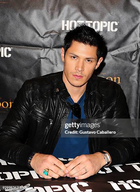 Actor Alex Meraz attends 'The Twilight Saga: New Moon' mall tour at the Dadeland Mall on November 11, 2009 in Miami, Florida.