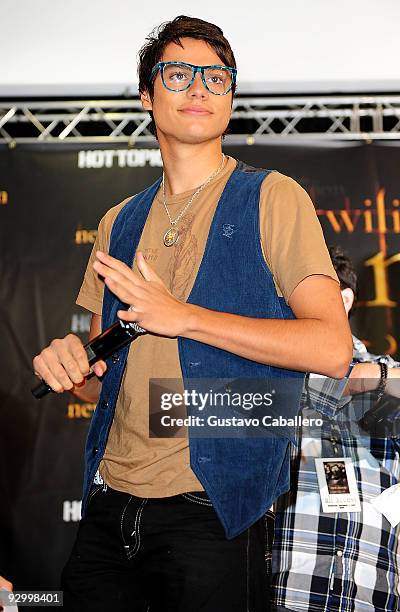 Actor Kiowa Gordon attends 'The Twilight Saga: New Moon' mall tour at the Dadeland Mall on November 11, 2009 in Miami, Florida.