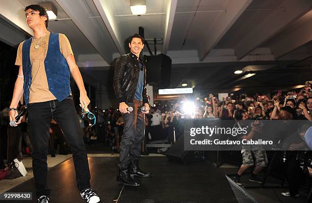 Actors Kiowa Gordon and Alex Meraz attend 'The Twilight Saga: New Moon' mall tour at the Dadeland Mall on November 11, 2009 in Miami, Florida.