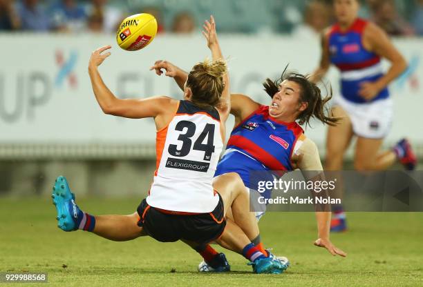 Jacinda Barclay of the Giants and Bonnie Toogood of the Bulldogs contest possession during the round six AFLW match between the Greater Western...